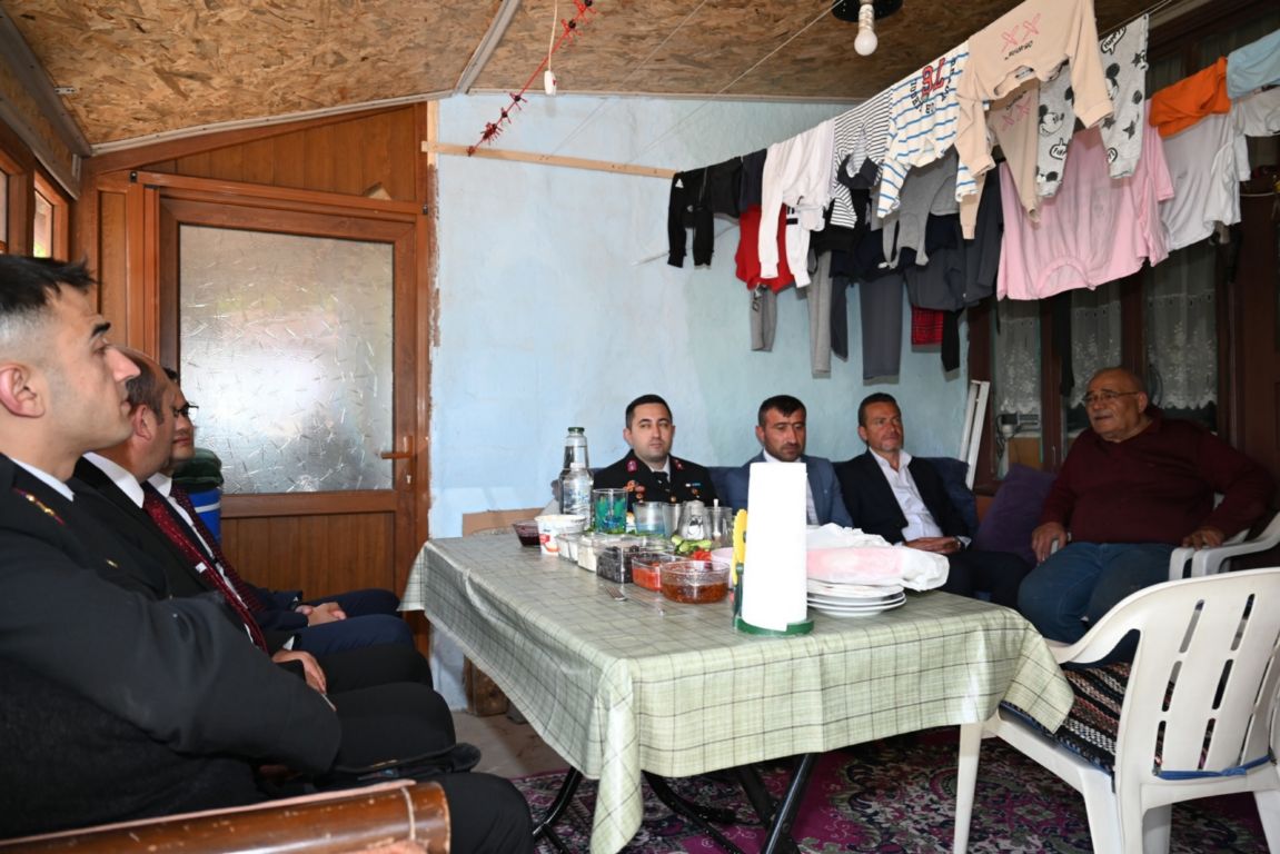 sarayonunde-sehitler-ve-aileleri-bayramda-unutulmadi-1.jpg