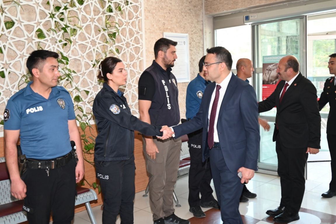 sarayonunde-sehitler-ve-aileleri-bayramda-unutulmadi-3.jpg