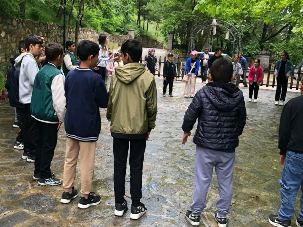 yurt-cocuklari-doga-yuruyusunde-bulustu-3.jpg