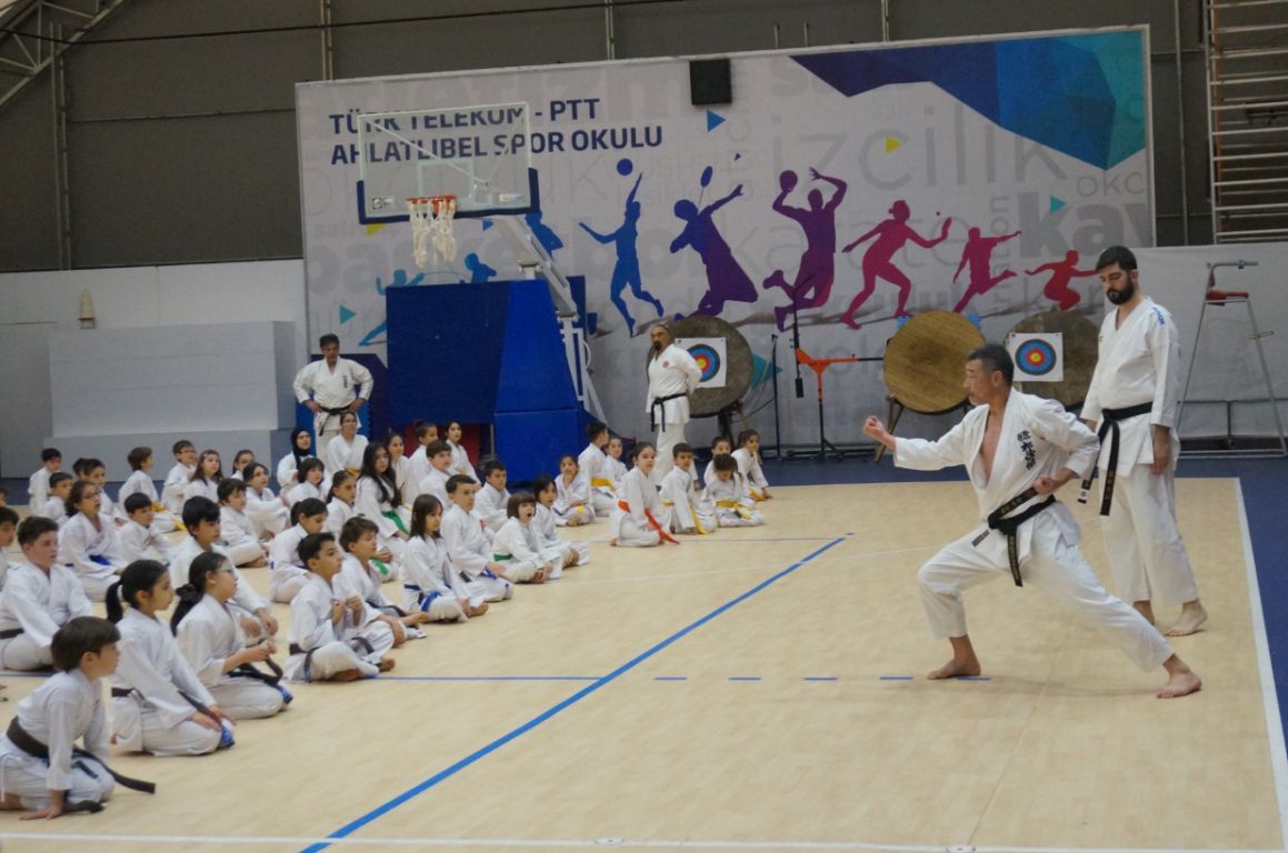sarayonu-karate-takimi-uluslararasi-seminerde-goz-doldurdu-3.jpg