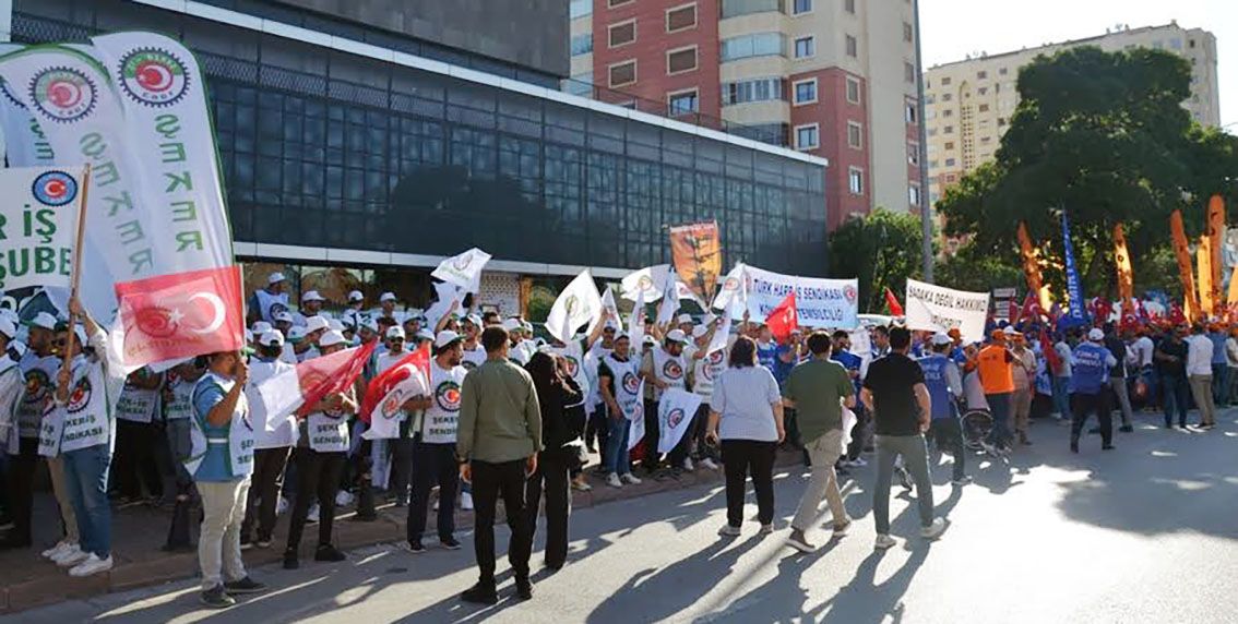 ak-parti-onunde-eylem-yapmak-isteyen-iscilere-engel1.jpeg