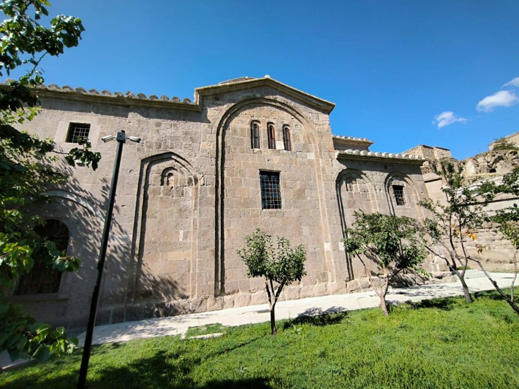 kiliseden-cevrilen-cami-gorenleri-hayran-birakiyor-4.jpg