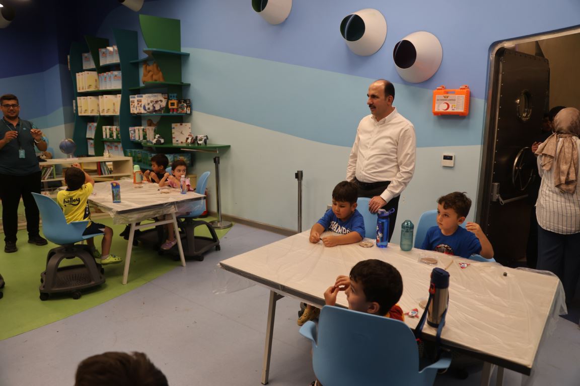 bilim-meraklisi-cocuklara-baskan-surprizi1-001.jpg