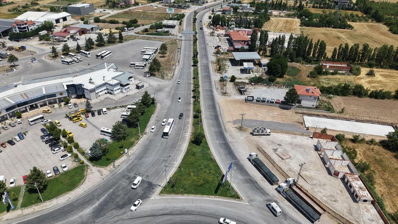 su-tasarrufu-icin-yollara-kuru-peyzaj-uygulaniyor-3.jpg