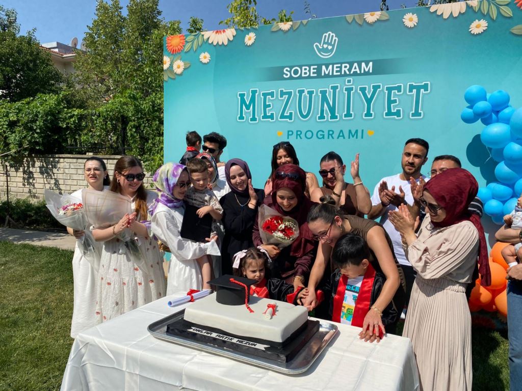 otizm-tanisi-kaldirilan-ogrenciler-sobe-meramda-mezuniyet-sevinci-yasadi1.jpeg